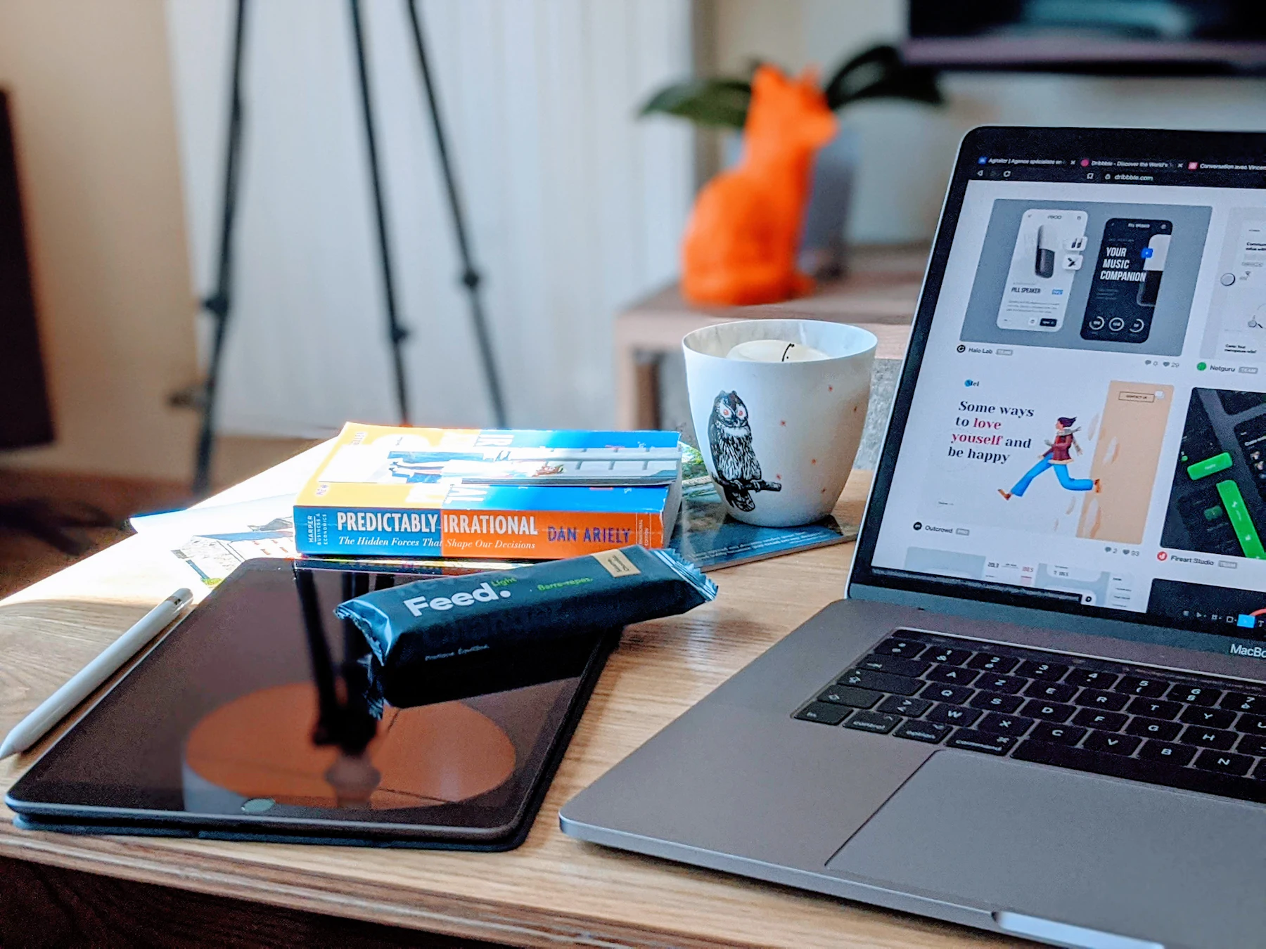 Portátil abierto sobre una mesa de trabajo para diseñar una página web