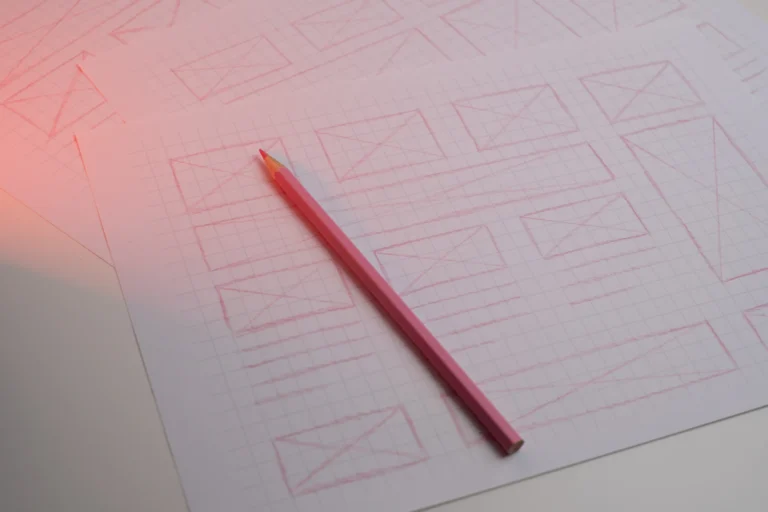 Bocetos a mano de la estructura de una página web sobre papel cuadriculado