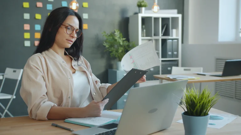 Profesional revisando documentos de protección de datos en la oficina