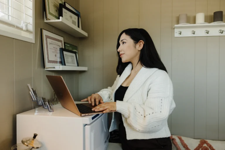 Emprendedora trabajando con su portátil en la digitalización de su negocio