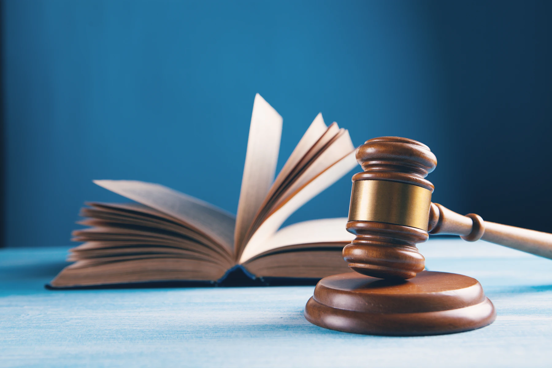 Mazo de juez junto a un libro de leyes sobre protección de datos