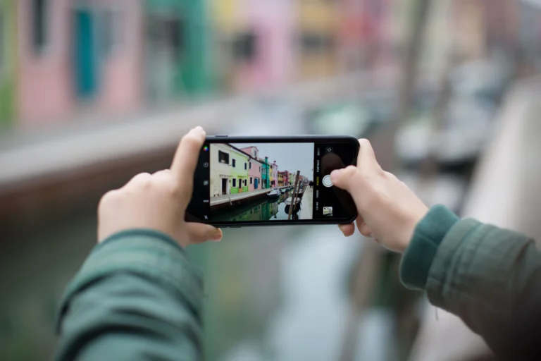 Persona grabando un vídeo para redes sociales con el móvil