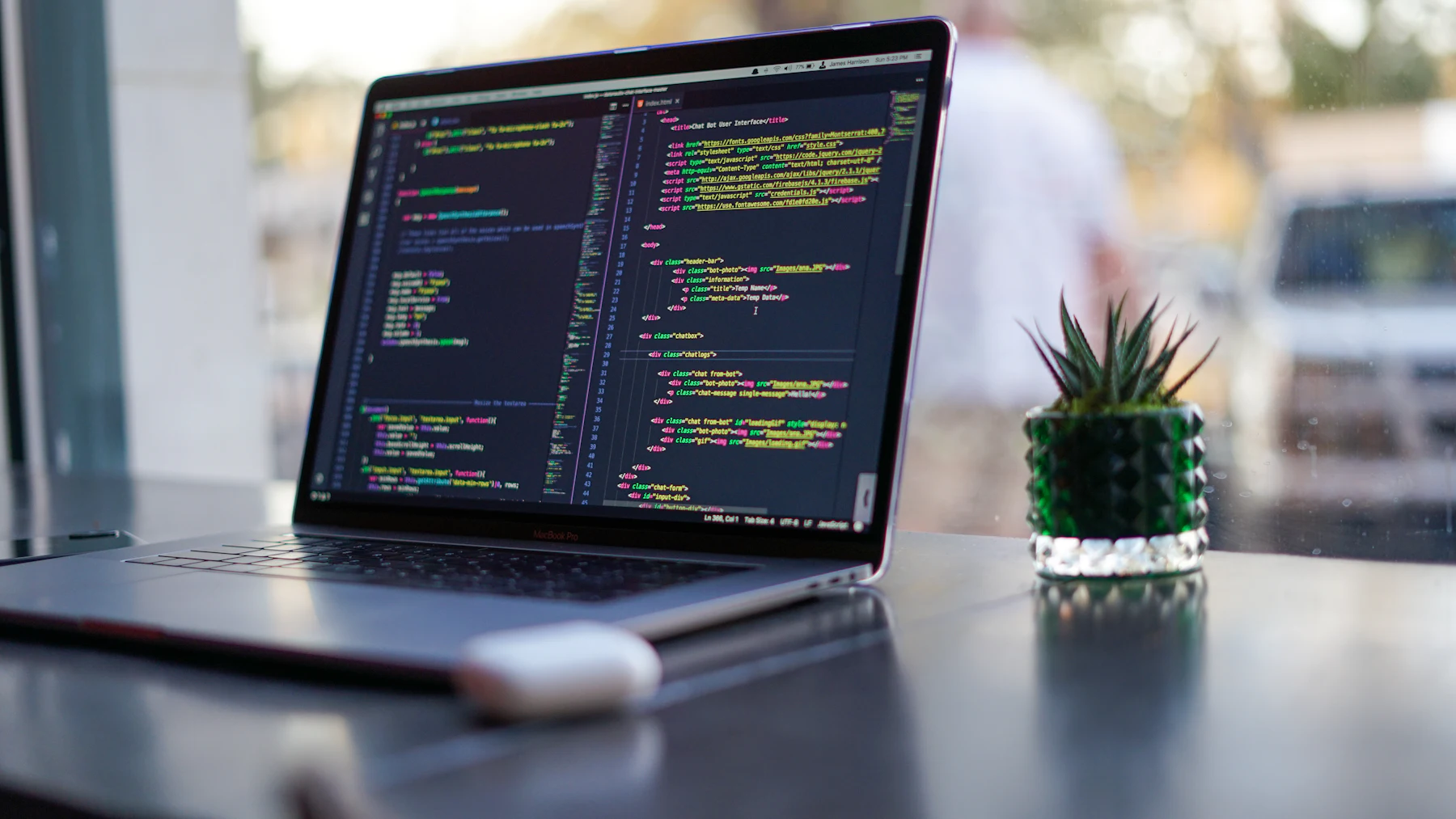 Portátil con código en pantalla durante el mantenimiento de una web