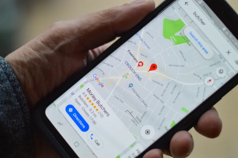 Móvil con un mapa abierto para buscar negocios locales cercanos