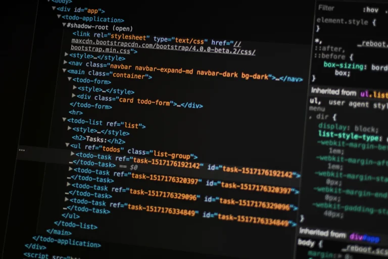 Monitor con código en pantalla durante la limpieza de una web hackeada